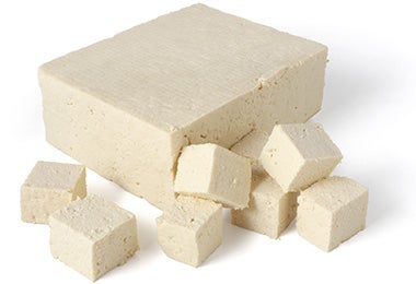 Tofu, una carne vegetal muy conocida, cortado en cubos