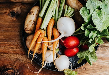 Verduras, como zanahorias, papas y nabos, sobre un plato, para cocinar al vapor