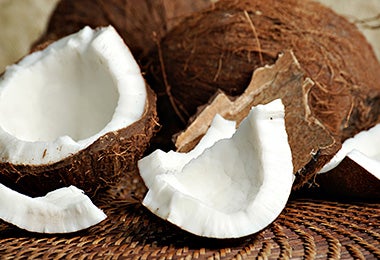 Un coco abierto, listo para su consumo