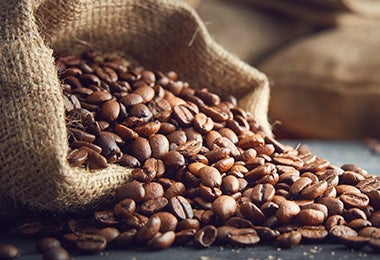 Granos de café árabe, un símbolo de la comida de la región