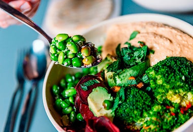 Plato con verduras y hummus, una combinación común en la comida árabe