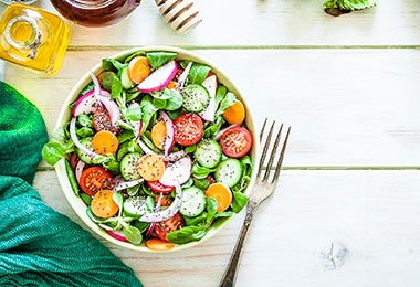 Ensalada preparada con verduras frescas, algo típico de la comida mediterránea