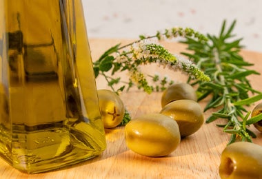 Aceite de oliva y aceitunas, fundamentales en la comida mediterránea