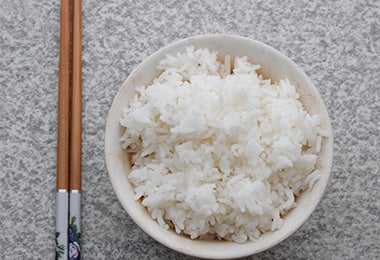 Plato de arroz blanco, un ingrediente muy común en la comida típica de China