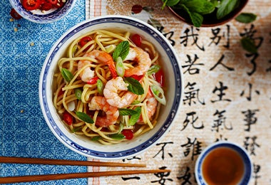 Plato con fideos y camarones, comida típica de China