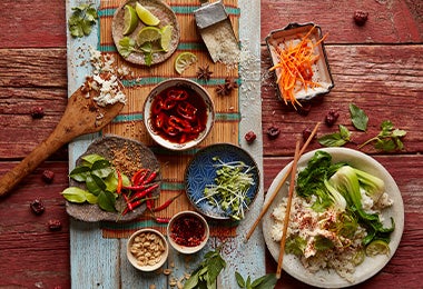 Ingredientes y condimentos frescos de la comida de Vietnam