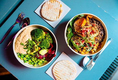 Dos platos de comida vegana servidos para el almuerzo