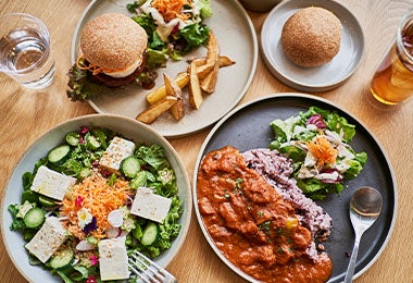 Comidas veganas, como tofu con ensalada y soya texturizada, en una mesa