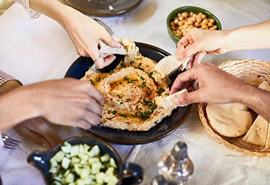 Hummus servido en una mesa con amigos, una comida vegana deliciosa