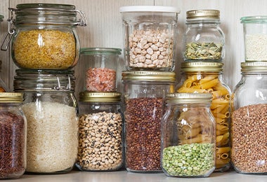 Frascos con comidas vegetarianas como legumbres y cereales