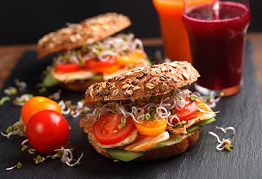 Cómo preparar un sándwich de pollo con tomate Cherry y bebidas