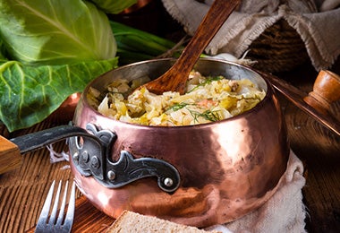 A un consomé de pollo o cualquier otra proteína se le pueden añadir verduras al final