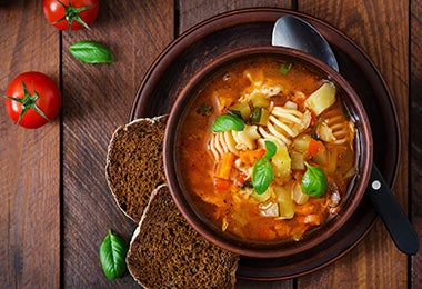 Los caldos y consomés pueden servir para preparar sopas repletas de sabor