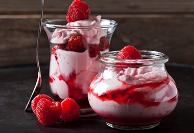 Frutos rojos con crema batida