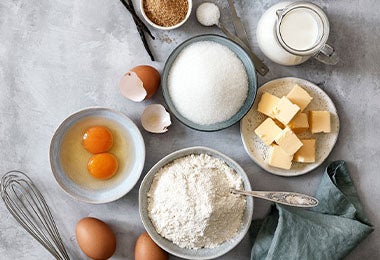 Huevos, harina, azúcar y leche, ingredientes de la crema pastelera