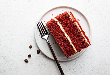 Crema pastelera en un postre de red velvet