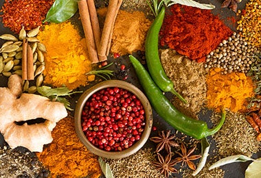 Diferentes especias para hacer receta con curry