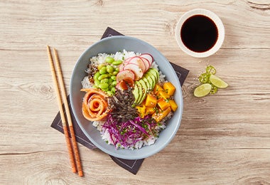 Un poke con edamames, arroz, rábano, salsa de soja, entre otros ingredientes