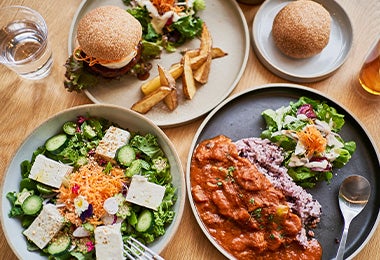 Ensalada y hamburguesa con quesos veganos