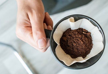 Filtro de papel y residuo de café elementos para hacer composta