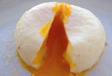 Un huevo escalfado con la yema semilíquida