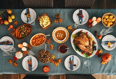 Mesa diferentes platos de comida típica de Estados Unidos