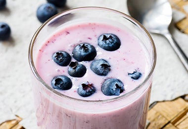 Smoothie de arándanos o moras azules