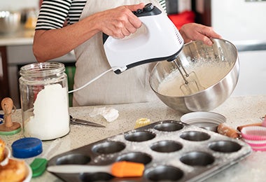 Mujer batiendo ingredientes con bicarbonato de sodio para cocinar