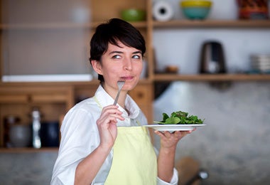 Mujer probando plato con sabor umami