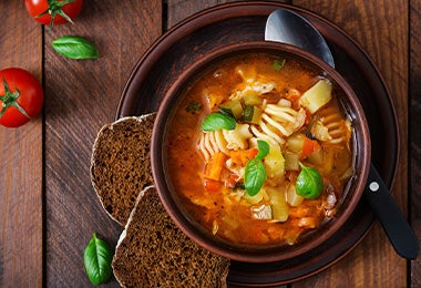 Sopa preparada en una olla de cocción lenta