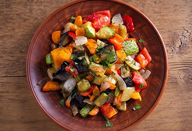 Verduras preparadas en una olla de cocción lenta