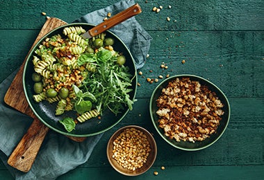 Ensalada con pasta, aceitunas y migas de pan