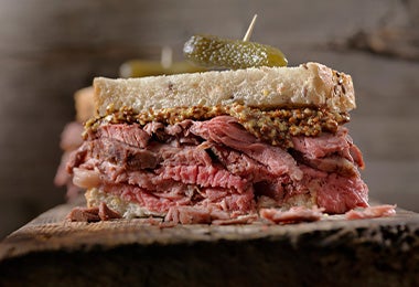 Pan panini relleno con variedad de carnes