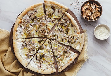 Pizza de pollo y champiñones, receta de comida italiana