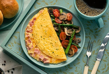 Plato de omelette con ensalada de espárragos