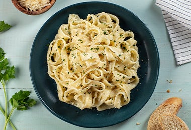 Plato de pasta fetuccini, receta de comida italiana