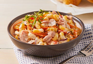 Ensalada con atún en lata, pasta y verduras