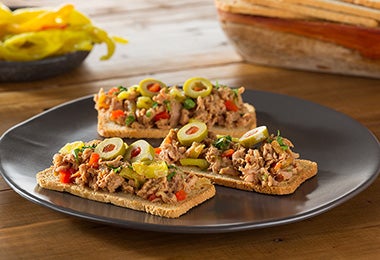 Las tostadas con atún en lata son una receta fácil y rápida de preparar