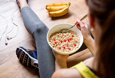 Una receta con avena sencilla es acompañarla con leche y frutas