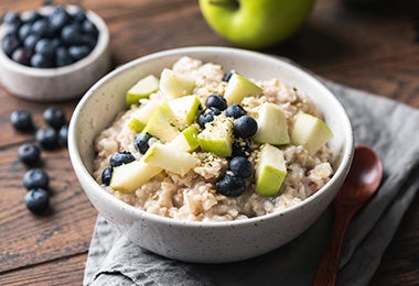 Receta con avena, manzana y arándanos