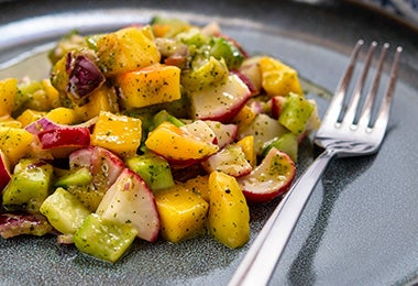 Ensalada con mango y rábanos, una receta genial para acompañar un plato fuerte