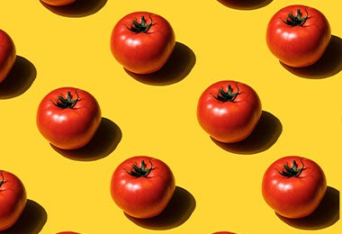 Tomates sobre un fondo amarillo, listos para usar en una receta