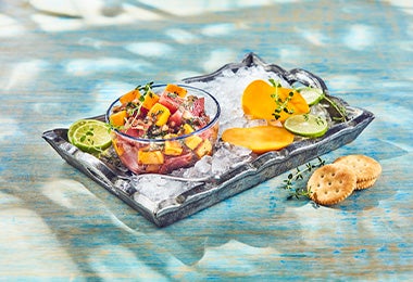 Una receta de ceviche con atún y mango, una gran combinación de sabores