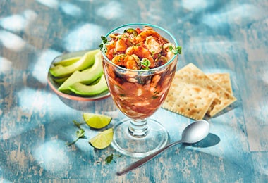 Una receta de ceviche con camarones y tomates