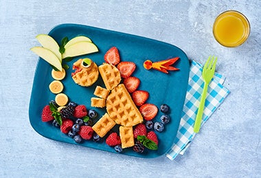 Una receta de waffles divertida, con frutas y en forma de dinosaurio