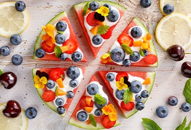 Pizza de frutas con una sandía como base, un snack fácil y rico