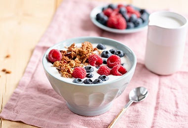 Tazón con yogurt, arándanos, frambuesas y granola