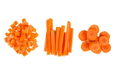 Zanahorias cortadas en cubos, bastones y rodajas, tres tipos de corte muy comunes