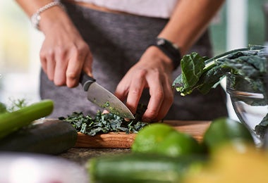 Chiffonade es un tipo de corte que se hace en verduras de hojas verdes y hierbas