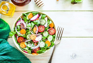 Ensalada con rodajas de tomate, zanahoria y pepino, un tipo de corte muy común.